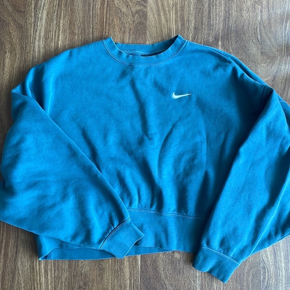 Nike Sweaters - Nike Essentials Cropped Sweatshirt Ash Green